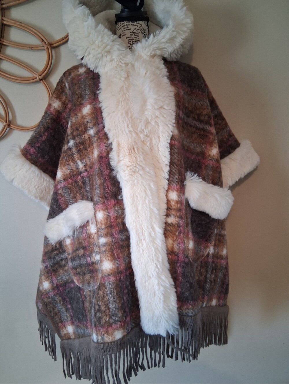 Klesis Plaid Fringe Faux Fur Hooded Poncho Multicolor Size O/S - Picture 8 of 13